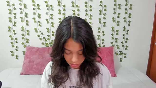 Snapshot of emily_jonessxx chatting on February 14, 2026, 2:39 pm emily jonessxx online show from February 14, 2026, 2:39 pm