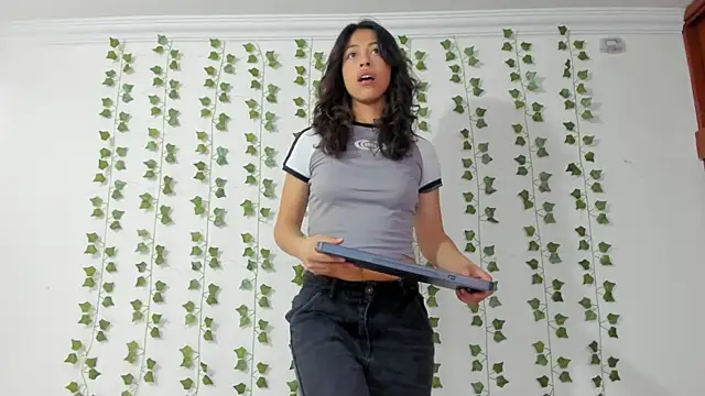 Snapshot of emily_jonessxx chatting on February 8, 2026, 4:05 pm emily jonessxx online show from February 8, 2026, 4:05 pm