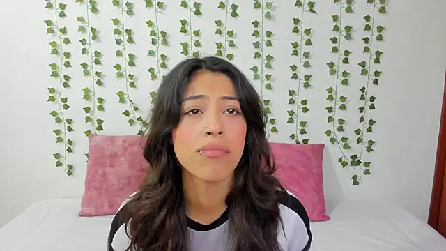 Snapshot of emily_jonessxx chatting on February 13, 2026, 6:19 pm emily jonessxx online show from February 13, 2026, 6:19 pm