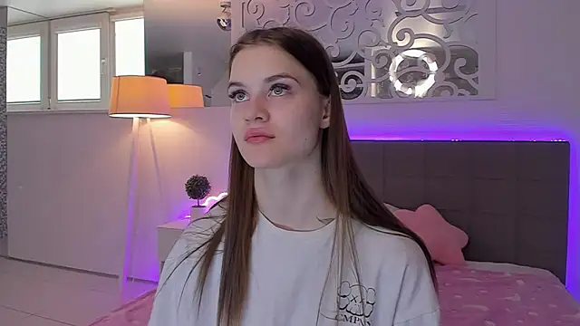 LuisaClover online show from April 12, 2026, 12:19 pm