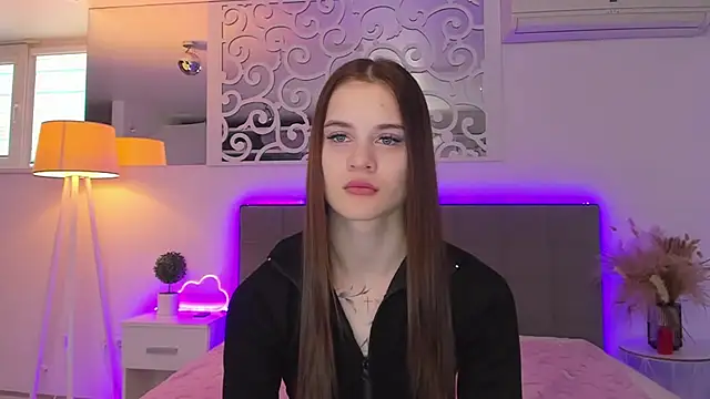 LuisaClover online show from February 21, 2026, 1:35 pm