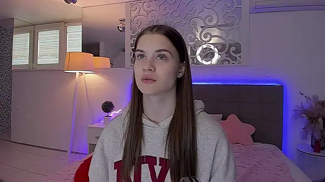 Snapshot of LuisaClover chatting on April 19, 2026, 12:17 pm LuisaClover online show from April 19, 2026, 12:17 pm