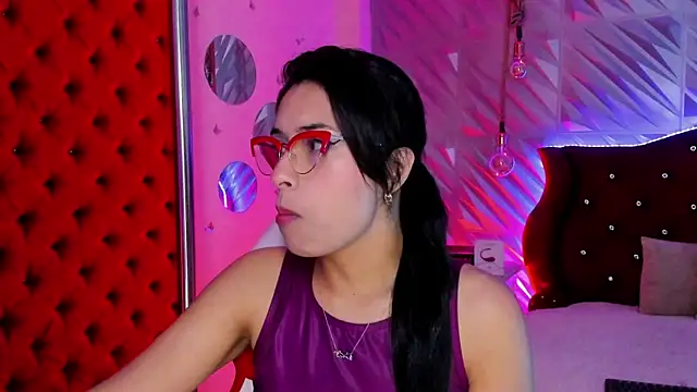 Snapshot of Roxanne_Han chatting on April 20, 2026, 12:08 pm Roxanne Han online show from April 20, 2026, 12:08 pm