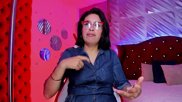 Snapshot of Roxanne_Han chatting on May 11, 2026, 12:17 pm Roxanne Han online show from May 11, 2026, 12:17 pm
