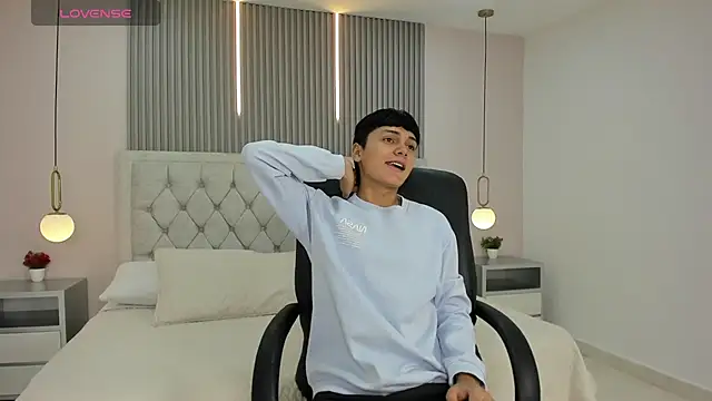 Maxii18  online show from December 3, 2025, 6:51 pm