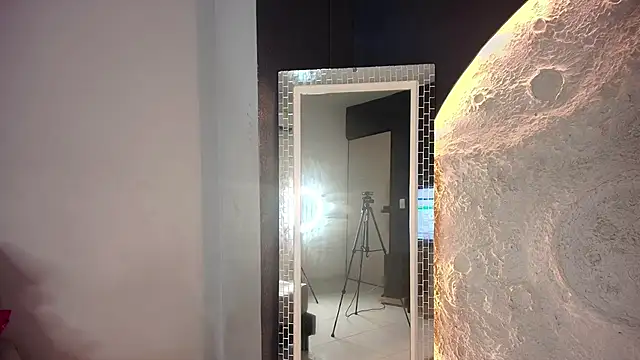 NaomiQueents online show from November 11, 2025, 12:55 pm