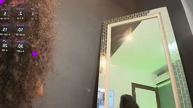 NaomiQueents online show from November 29, 2025, 1:33 pm