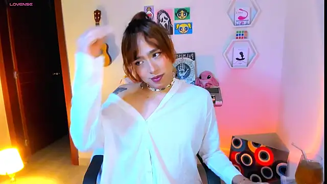 Snapshot of AdelineEsposito chatting on March 19, 2026, 2:33 am AdelineEsposito online show from March 19, 2026, 2:33 am