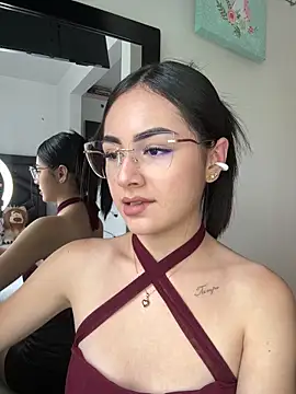 IslaCole online show from November 19, 2025, 8:42 pm