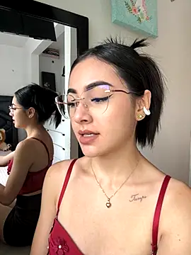 IslaCole online show from November 12, 2025, 6:34 pm