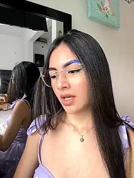 IslaCole online show from November 13, 2025, 8:46 pm