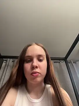 LunaDreeam online show from November 14, 2025, 5:05 pm