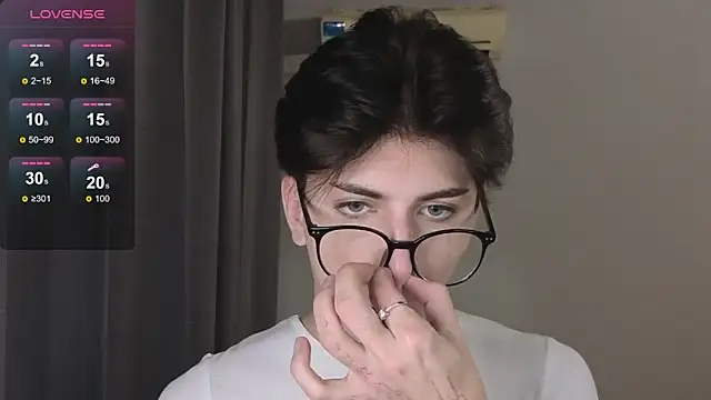 Oliver star boy  online show from November 26, 2025, 2:39 pm