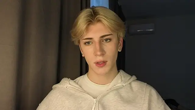 Snapshot of Oliver_star_boy_ chatting on May 25, 2026, 12:04 pm Oliver star boy online show from May 25, 2026, 12:04 pm