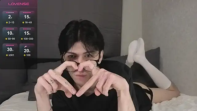 Oliver star boy  online show from December 19, 2025, 8:44 pm