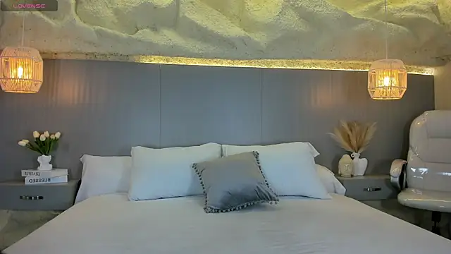 Snapshot of AmyColman_ chatting on April 7, 2026, 12:07 pm AmyColman online show from April 7, 2026, 12:07 pm