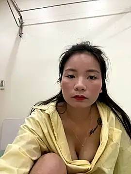 Bee Yellow00 online show from October 29, 2025, 5:06 am