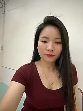 Bee Yellow00 online show from March 6, 2026, 4:40 am