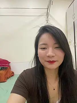 Snapshot of Bee_Yellow00 chatting on May 9, 2026, 4:38 am Bee Yellow00 online show from May 9, 2026, 4:38 am