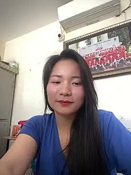 Bee Yellow00 online show from April 4, 2026, 2:40 am