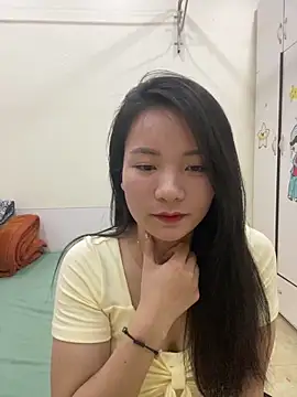Snapshot of Bee_Yellow00 chatting on May 5, 2026, 4:59 am Bee Yellow00 online show from May 5, 2026, 4:59 am