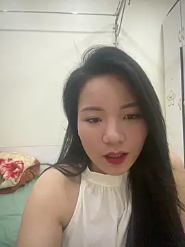Snapshot of Bee_Yellow00 chatting on April 24, 2026, 4:58 am Bee Yellow00 online show from April 24, 2026, 4:58 am
