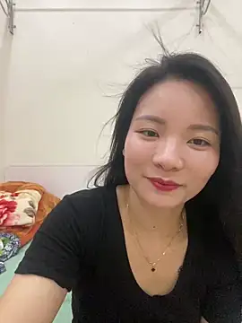 Snapshot of Bee_Yellow00 chatting on May 18, 2026, 4:18 am Bee Yellow00 online show from May 18, 2026, 4:18 am