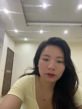 Snapshot of Bee_Yellow00 chatting on July 19, 2026, 12:19 am Bee Yellow00 online show from July 19, 2026, 12:19 am