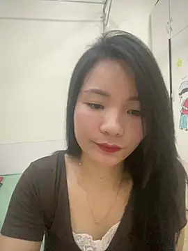 Snapshot of Bee_Yellow00 chatting on April 28, 2026, 4:50 am Bee Yellow00 online show from April 28, 2026, 4:50 am