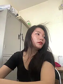 Snapshot of Bee_Yellow00 chatting on May 28, 2026, 9:38 am Bee Yellow00 online show from May 28, 2026, 9:38 am