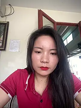 Snapshot of Bee_Yellow00 chatting on April 21, 2026, 2:51 am Bee Yellow00 online show from April 21, 2026, 2:51 am
