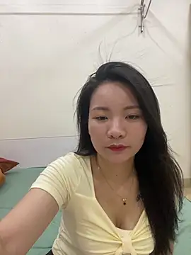 Snapshot of Bee_Yellow00 chatting on May 21, 2026, 4:43 am Bee Yellow00 online show from May 21, 2026, 4:43 am