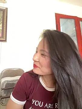 Snapshot of Bee_Yellow00 chatting on May 26, 2026, 4:10 am Bee Yellow00 online show from May 26, 2026, 4:10 am