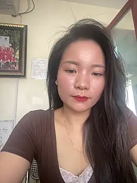 Snapshot of Bee_Yellow00 chatting on April 23, 2026, 3:35 am Bee Yellow00 online show from April 23, 2026, 3:35 am