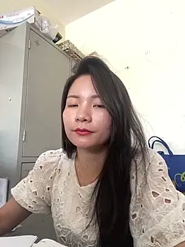Snapshot of Bee_Yellow00 chatting on May 30, 2026, 2:51 am Bee Yellow00 online show from May 30, 2026, 2:51 am