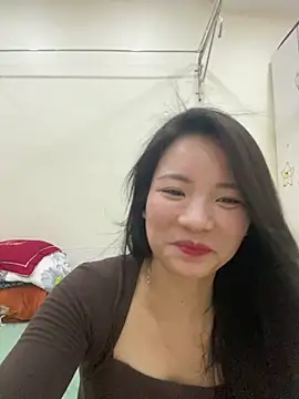 Snapshot of Bee_Yellow00 chatting on May 7, 2026, 4:28 am Bee Yellow00 online show from May 7, 2026, 4:28 am