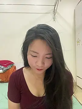 Snapshot of Bee_Yellow00 chatting on May 6, 2026, 4:38 am Bee Yellow00 online show from May 6, 2026, 4:38 am