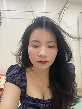Snapshot of Bee_Yellow00 chatting on May 19, 2026, 4:41 am Bee Yellow00 online show from May 19, 2026, 4:41 am