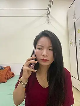 Snapshot of Bee_Yellow00 chatting on May 12, 2026, 4:42 am Bee Yellow00 online show from May 12, 2026, 4:42 am
