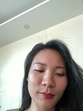 Snapshot of Bee_Yellow00 chatting on May 23, 2026, 2:21 am Bee Yellow00 online show from May 23, 2026, 2:21 am