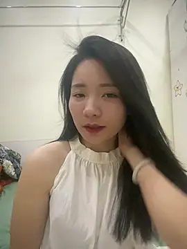 Snapshot of Bee_Yellow00 chatting on May 4, 2026, 4:38 am Bee Yellow00 online show from May 4, 2026, 4:38 am