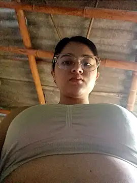 Snapshot of LuLopezz chatting on October 27, 2025, 3:35 pm LuLopezz online show from October 27, 2025, 3:35 pm