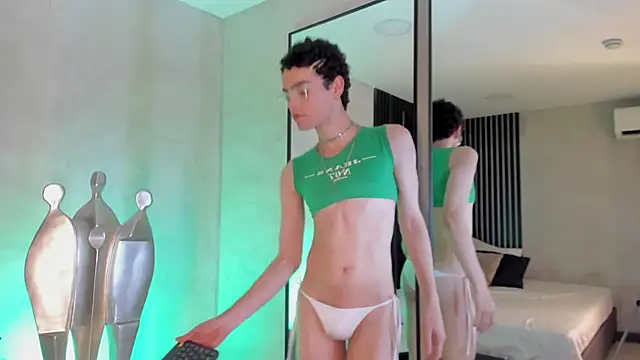 Snapshot of Val_Guerra chatting on November 4, 2025, 3:32 am Val Guerra online show from November 4, 2025, 3:32 am