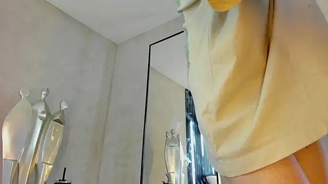 Snapshot of Val_Guerra chatting on November 7, 2025, 5:12 am Val Guerra online show from November 7, 2025, 5:12 am