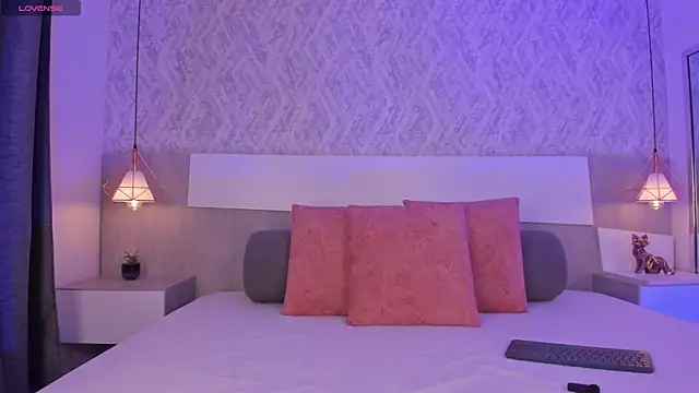 Vittoria  rossi online show from April 15, 2026, 3:05 pm