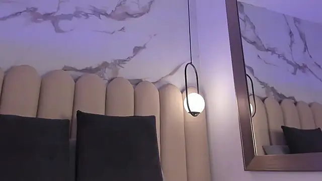 Vittoria  rossi online show from December 22, 2025, 2:06 pm