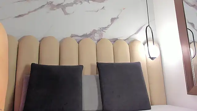 Vittoria  rossi online show from December 5, 2025, 1:10 pm