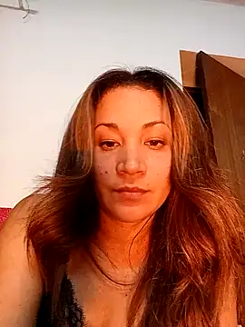 dulcessecretos online show from December 4, 2025, 11:37 pm