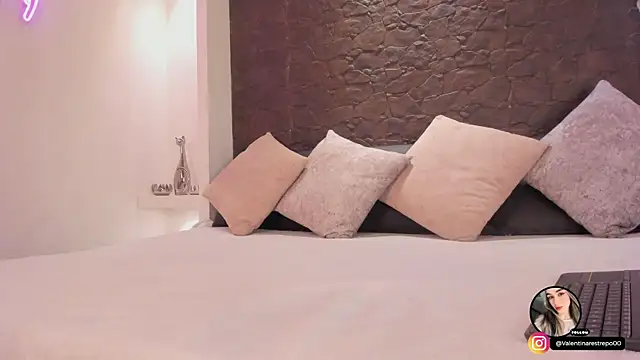 EmilyAllen 1 online show from December 17, 2025, 3:55 am