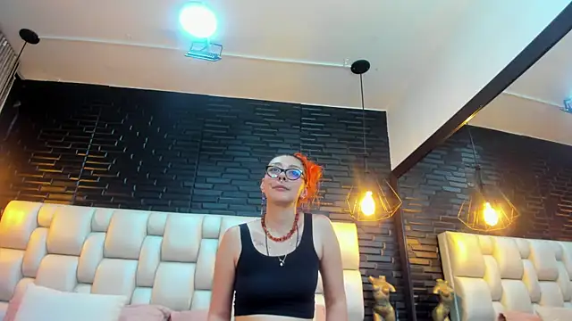 Snapshot of EmilyyRed chatting on November 18, 2025, 10:13 pm EmilyyRed online show from November 18, 2025, 10:13 pm